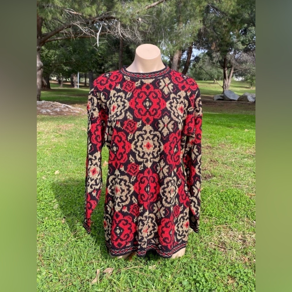 Vintage women’s sweater in black/red/gold 3/4 sleeve Medium weight